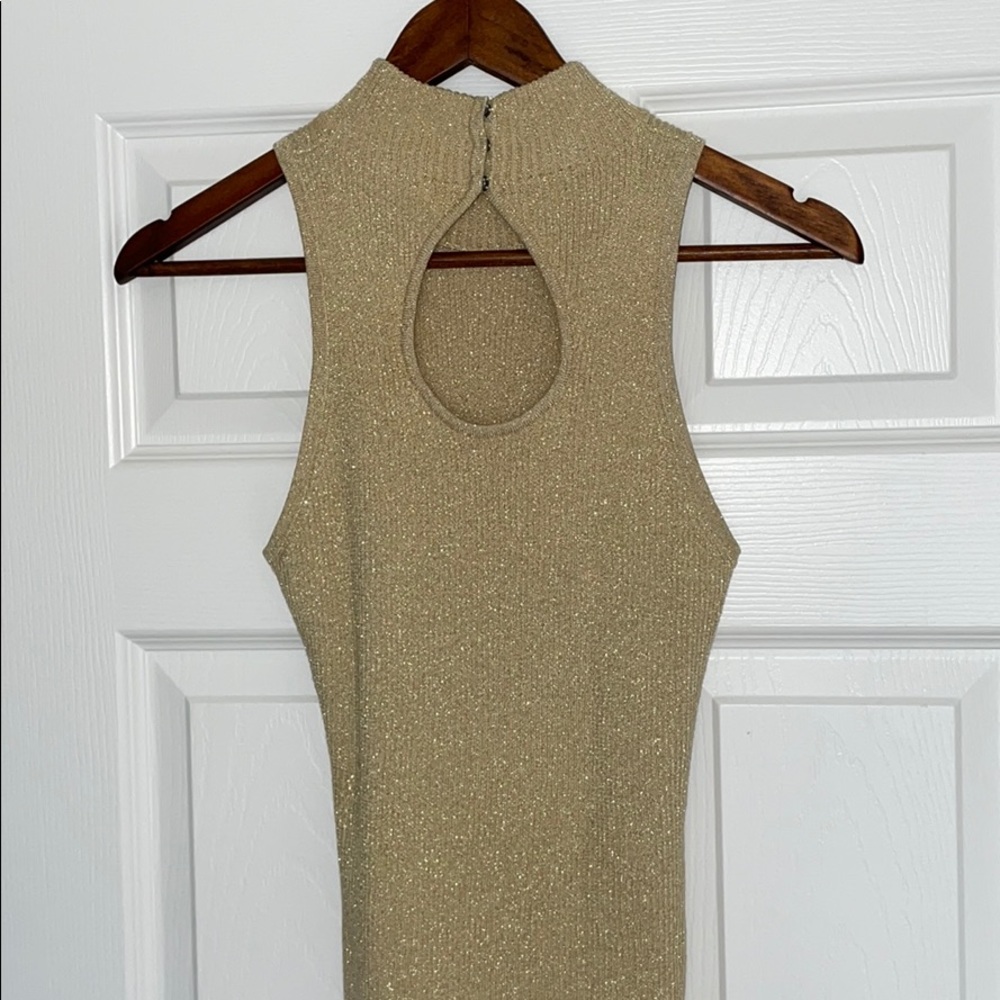 Women’s Key-Hole Sleeveless 💛